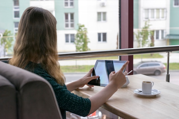 Ragazza che per mezzo di gadget alla moda