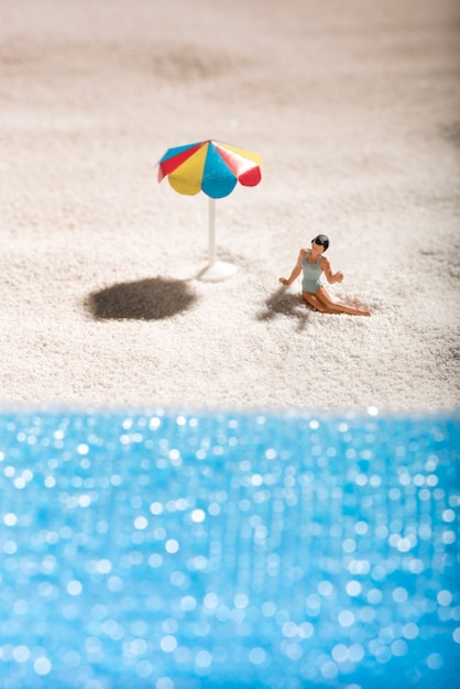 Ragazza che prende il sole da solo su una spiaggia sabbiosa