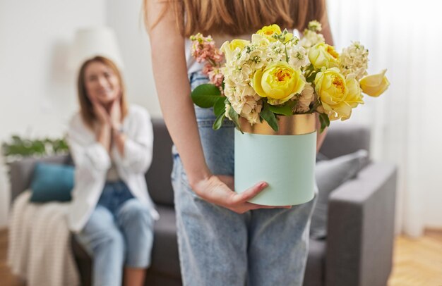 Ragazza che prepara i fiori per la madre in vacanza