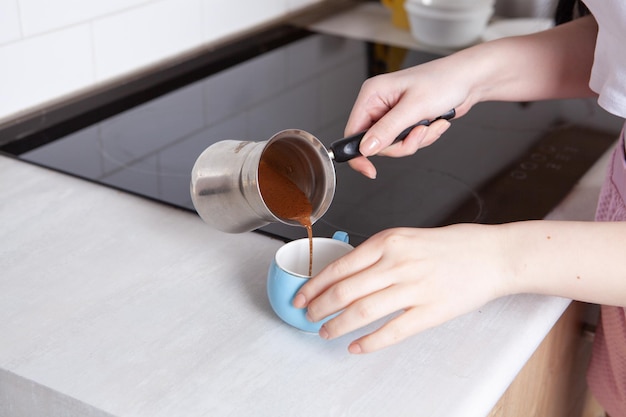 Ragazza che prepara il caffè in cucina