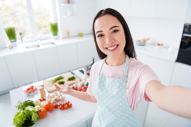 ragazza che prepara il pranzo nella cucina moderna