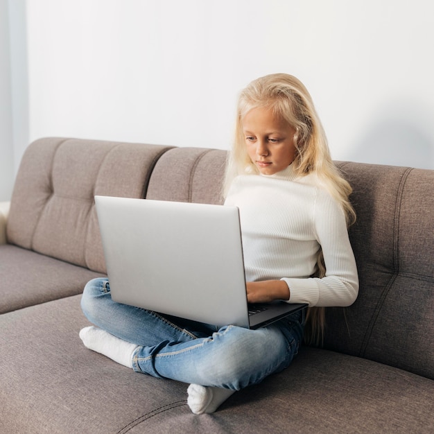 Ragazza che presta attenzione alla classe online