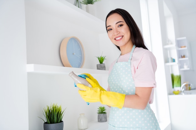 ragazza che pulisce la cucina interna