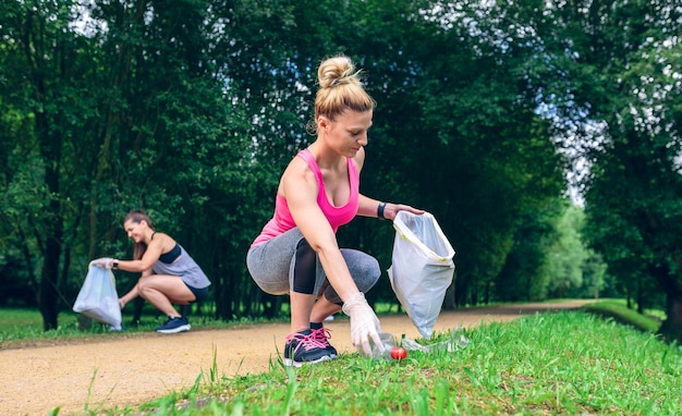 Ragazza che raccoglie spazzatura facendo plogging