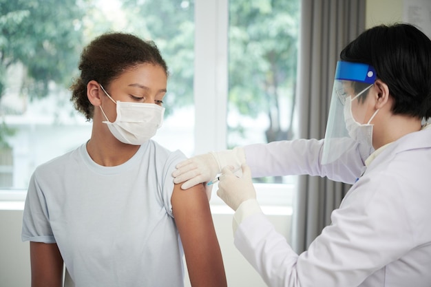 Ragazza che riceve la vaccinazione in ospedale