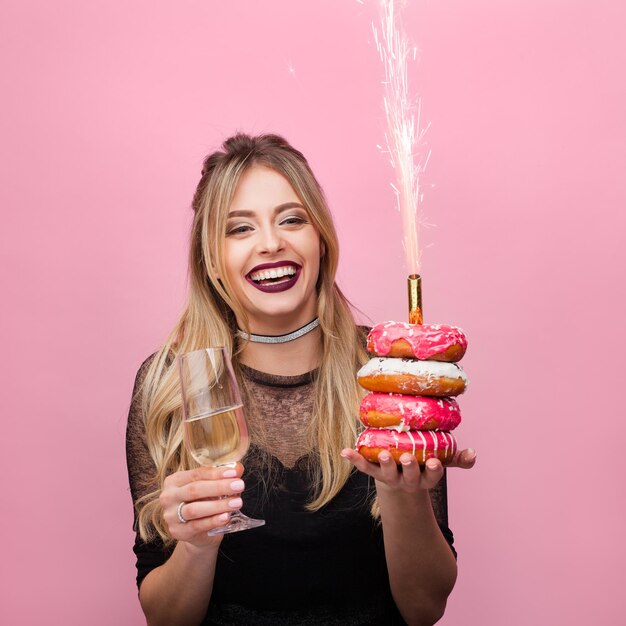 Ragazza che ride con champagne che celebra