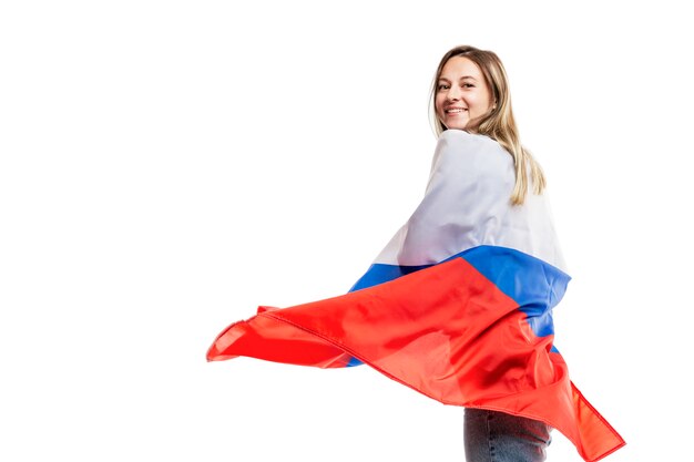 Ragazza che ride con una bandiera russa. Celebrando la festa dell'indipendenza e il patriottismo. . Spazio per il testo.