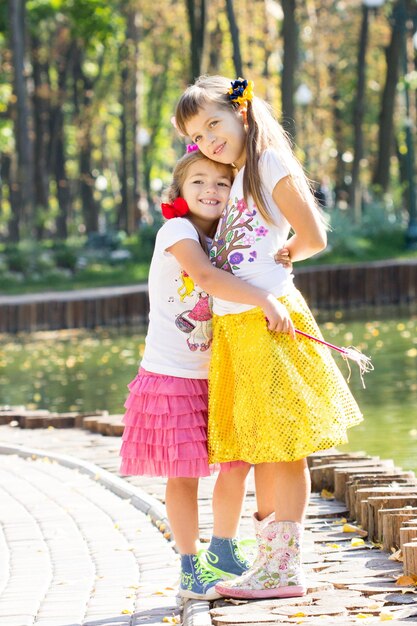 Ragazza che ride felice sull'erba Bambino sorridente all'aperto