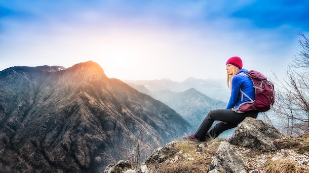 Ragazza che riposa in cima alla montagna dopo un trekking