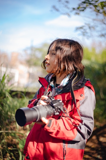 Ragazza che scatta foto con reflex dslr nella riserva naturale Argentina