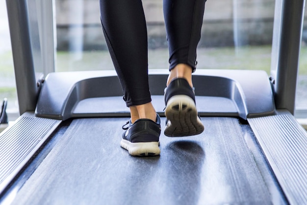 Ragazza che si allena in palestra con un tapis roulant