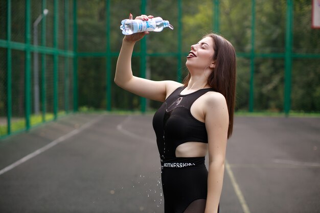 Ragazza che si allena utilizzando lo sportground giovane donna adulta in posa di allenamento Stile di vita sano