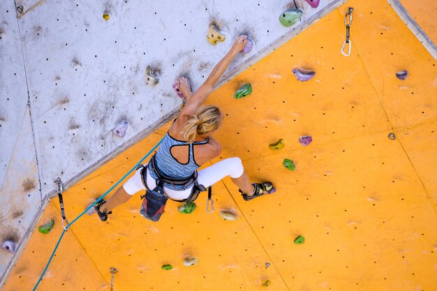 Ragazza che si arrampica sul muro