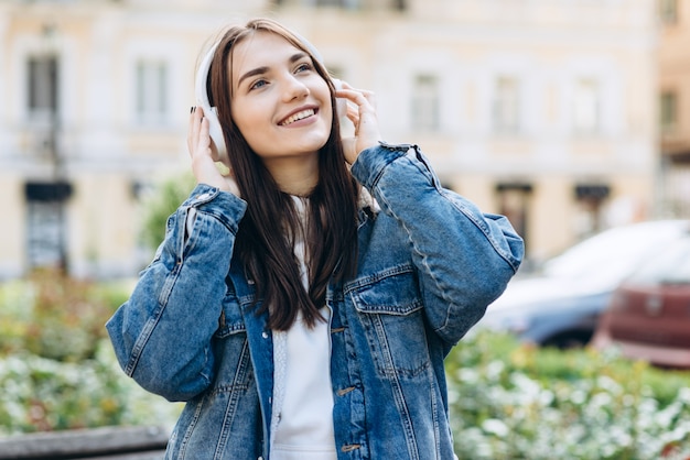 Ragazza che si distende e che ascolta la musica con le sue cuffie