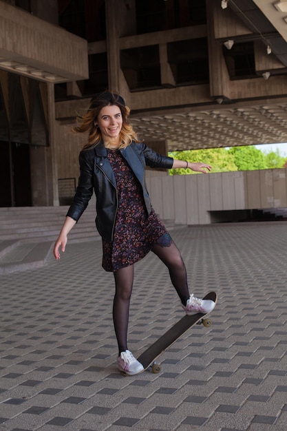 Ragazza che si diverte con lo skateboard