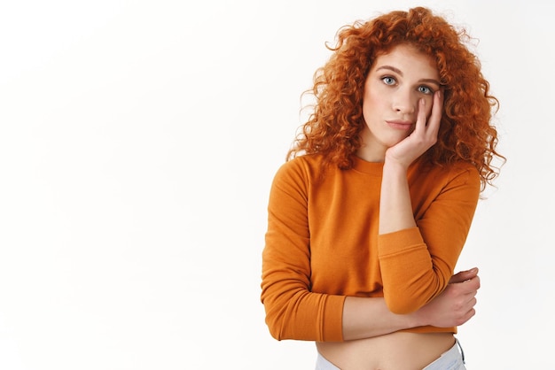 Ragazza che si sente affaticata dal lavoro Studentessa rossa indifferente e riluttante guarda indifferente e disinteressata partecipante noioso evento universitario facepalm guarda la fotocamera distratta e stanca