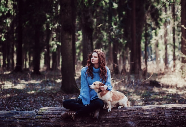 Ragazza che si siede con un cane