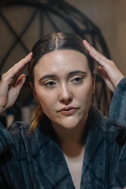 Ragazza che si sistema i capelli