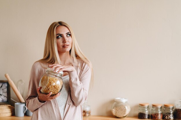 Ragazza che sogna che si prepara a mangiare Ragazza che tiene un vasetto di pasta