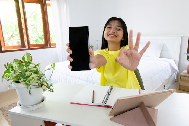 Ragazza che studia a casa Ragazza studentessa che fa i compiti in camera da letto a casa