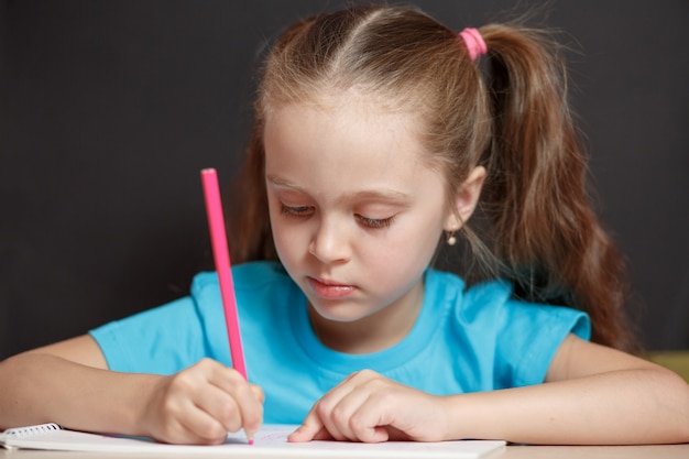 Ragazza che studia a scuola