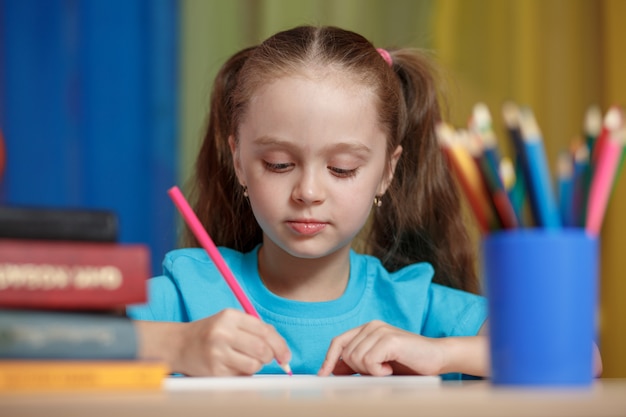 Ragazza che studia a scuola