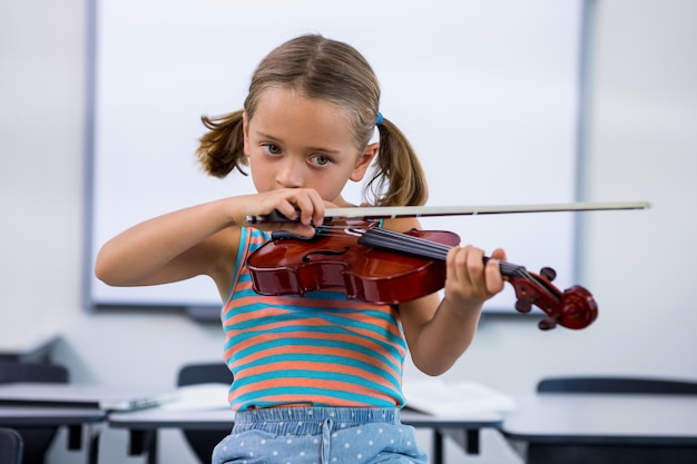 Ragazza che suona il violino in aula