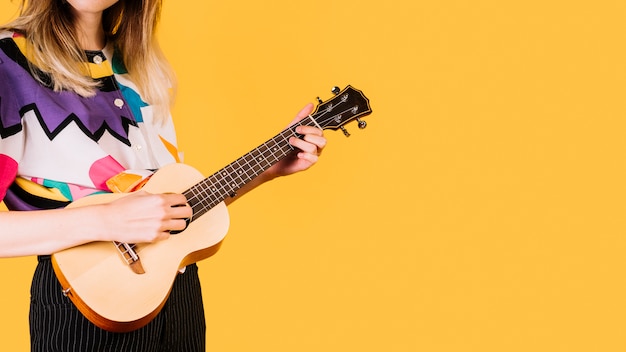 Ragazza che suona l&#39;ukelele