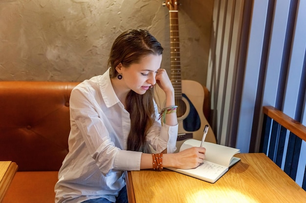 Ragazza che suona la chitarra al bar