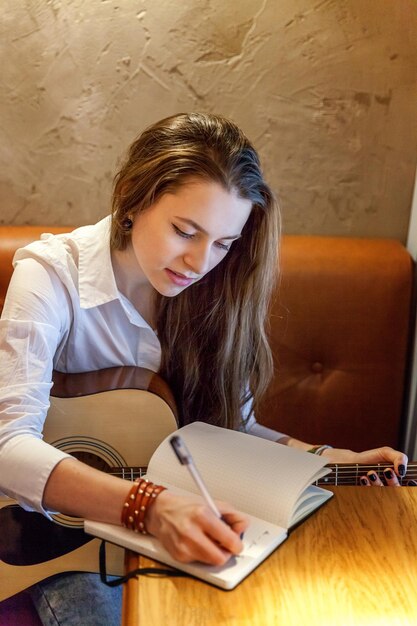 Ragazza che suona la chitarra al bar