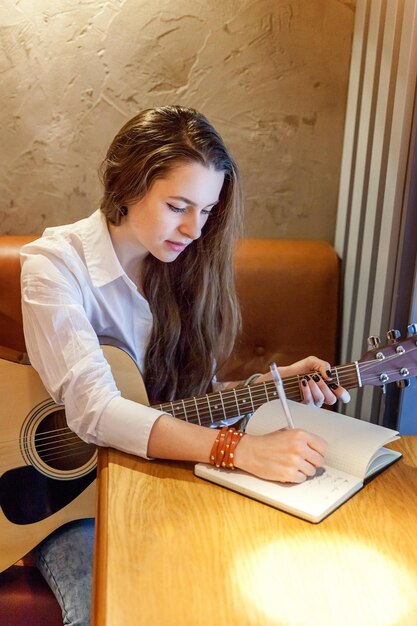 Ragazza che suona la chitarra al bar