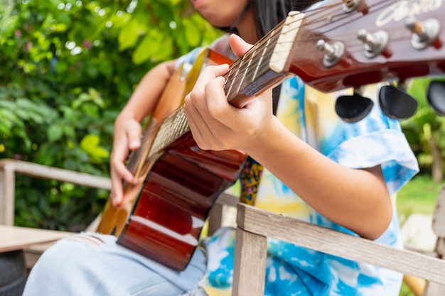 Ragazza che suona la chitarra classica