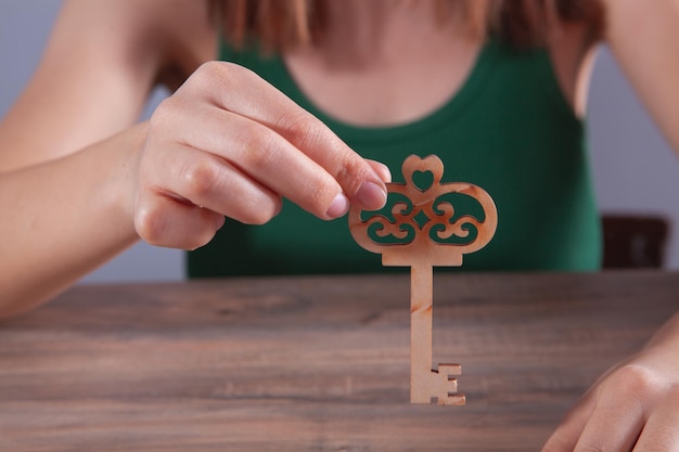 Ragazza che tiene chiavi di legno