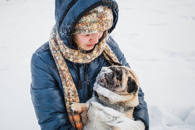 Ragazza che tiene il suo cane, animale domestico, veterinario, comunicazione con gli animali