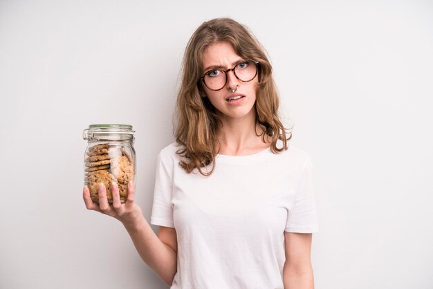 Ragazza che tiene la bottiglia fatta in casa dei biscotti