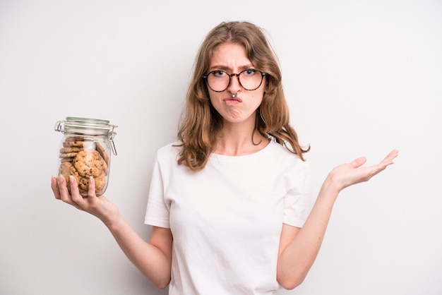 Ragazza che tiene la bottiglia fatta in casa dei biscotti