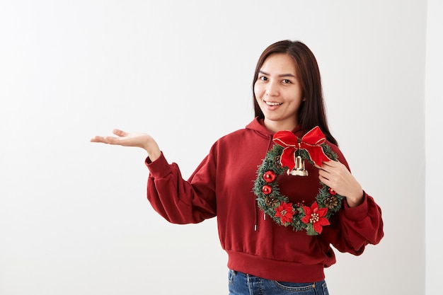 Ragazza che tiene la corona di Natale