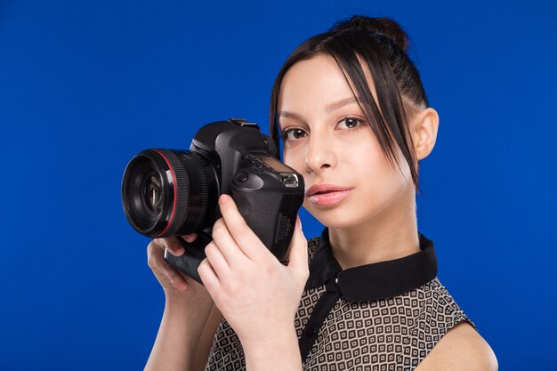 Ragazza che tiene la fotocamera sul viso