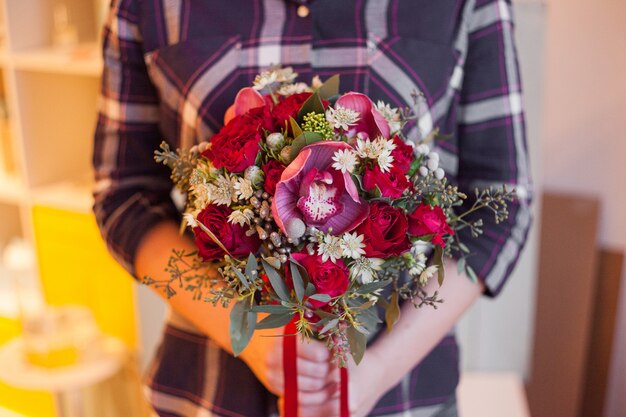 Ragazza che tiene un bellissimo bouquet lussureggiante con giglio