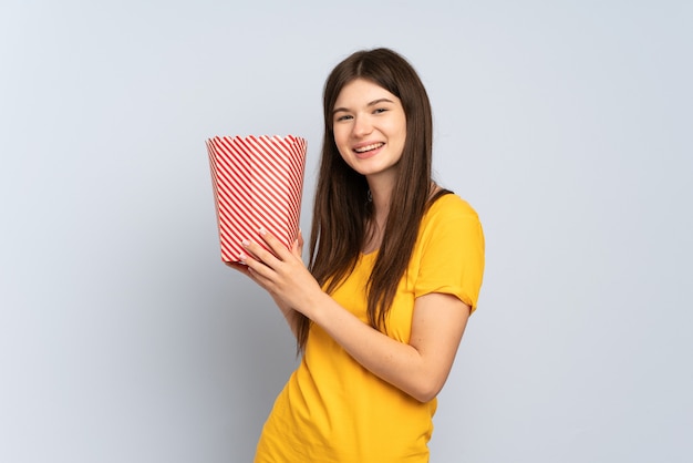 Ragazza che tiene un grande secchio di popcorn