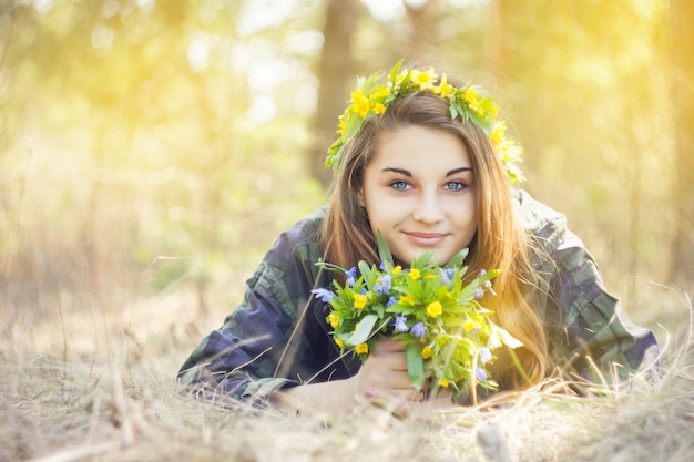 Ragazza che tiene un mazzo di fiori primaverili