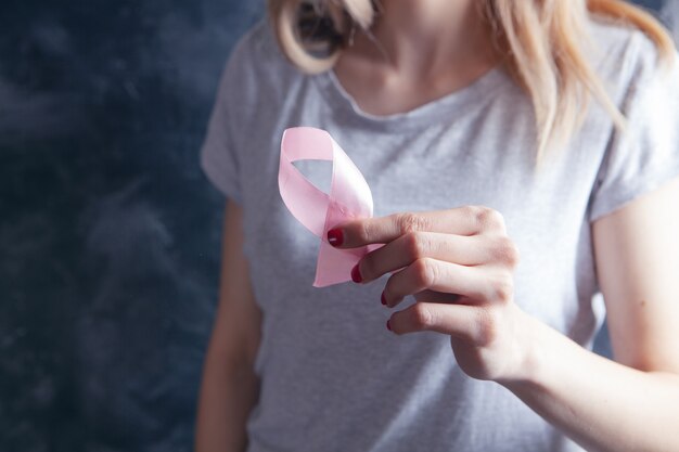 Ragazza che tiene un nastro rosa