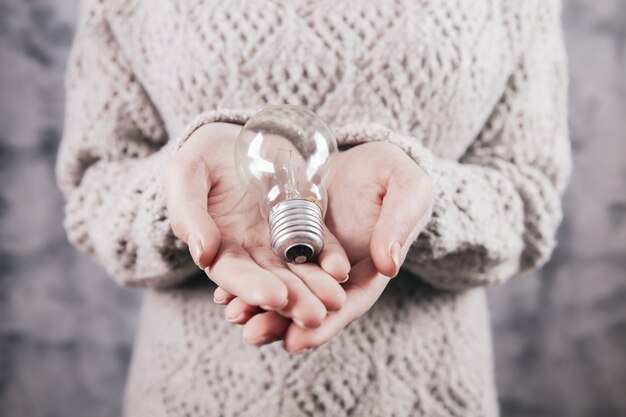 Ragazza che tiene una lampadina