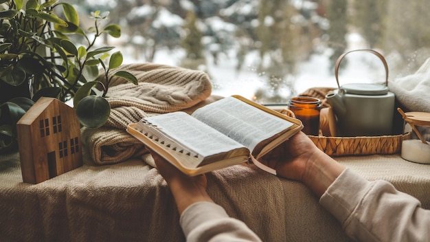 Ragazza che tiene una preghiera mattutina della Bibbia e l'adorazione