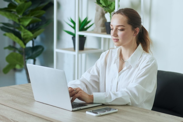 Ragazza che tiene una riunione o una classe online nella scuola online