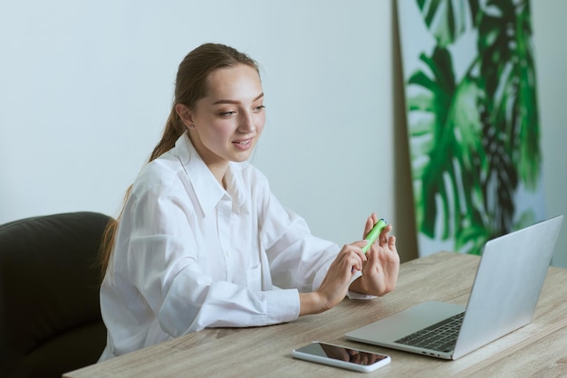 Ragazza che tiene una riunione o una classe online nella scuola online