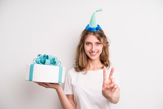 Ragazza che tiene una torta di compleanno