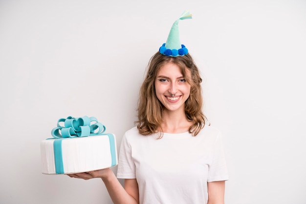 Ragazza che tiene una torta di compleanno