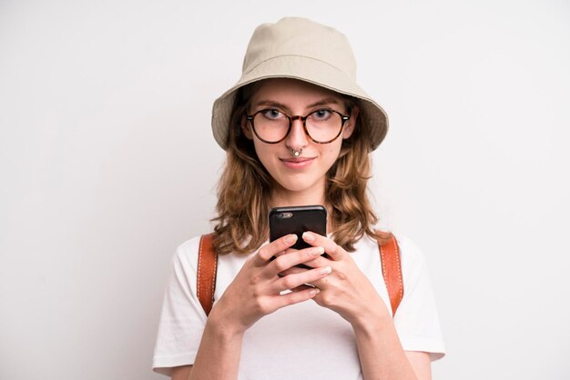 Ragazza che usa il suo concetto turistico del telefono