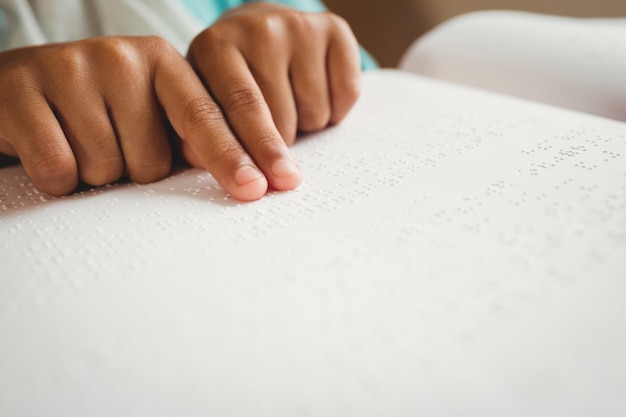 Ragazza che usando il Braille per leggere